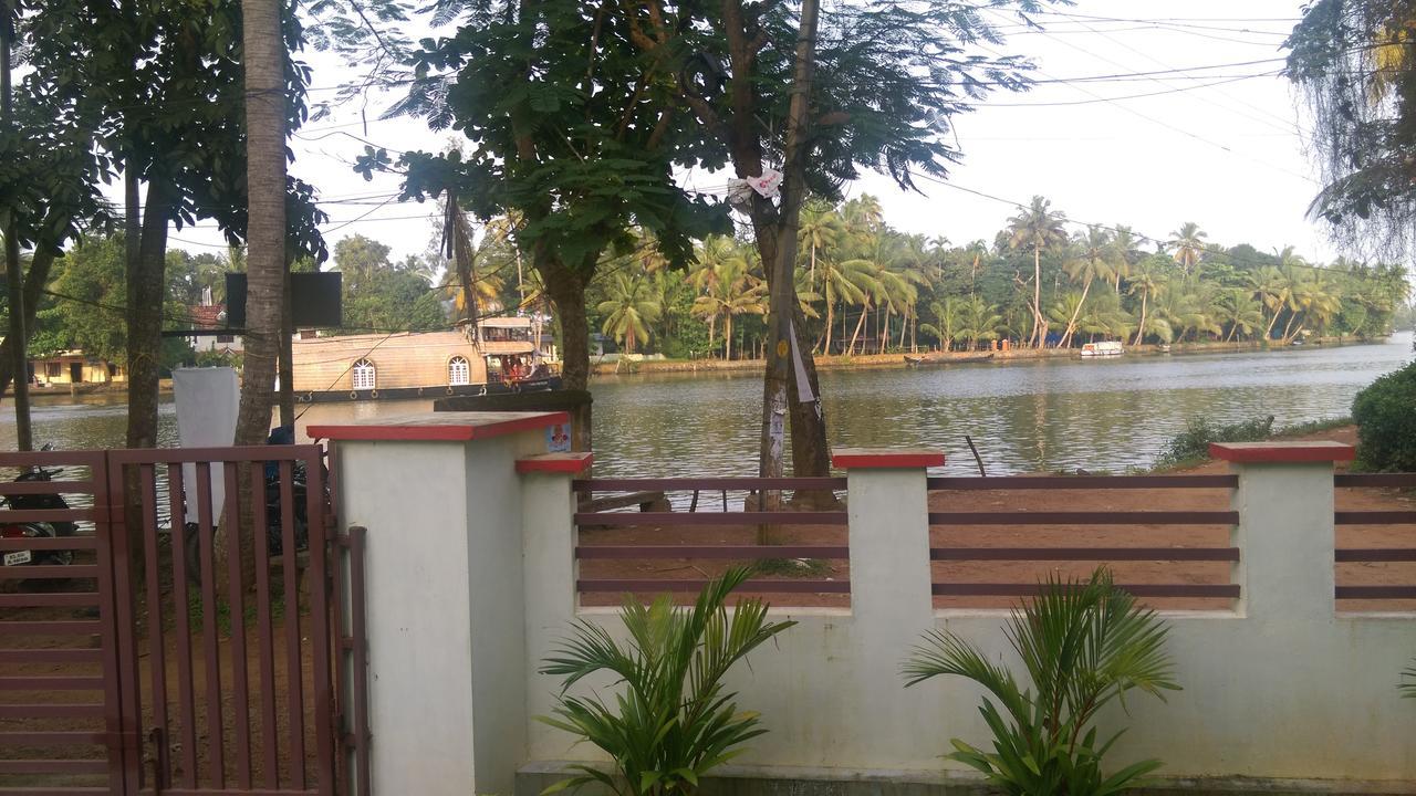 Punerjeni Homes Alappuzha Екстериор снимка