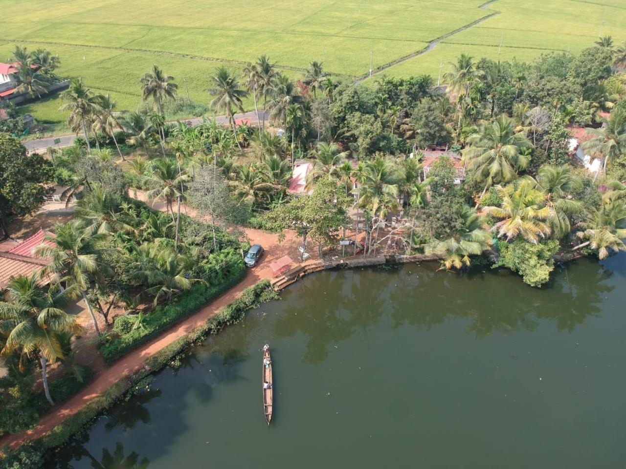 Punerjeni Homes Alappuzha Екстериор снимка