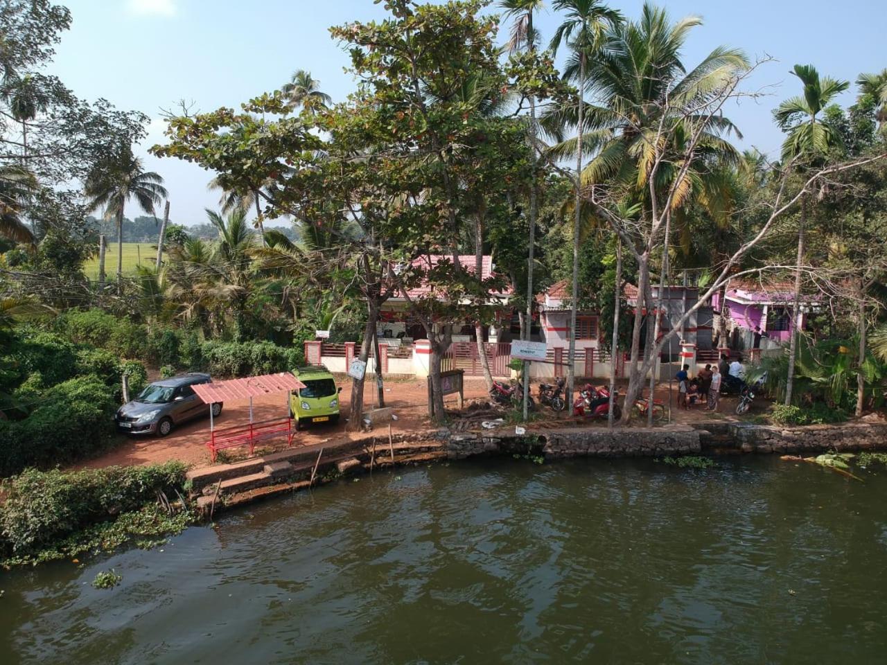 Punerjeni Homes Alappuzha Екстериор снимка